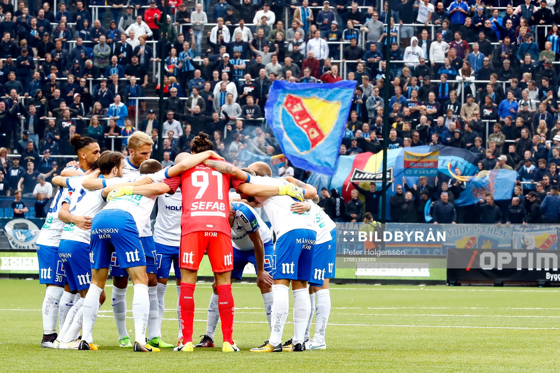 NorrkÖpings spelare gÖr sig redo infÖr fotbollsmatchen i