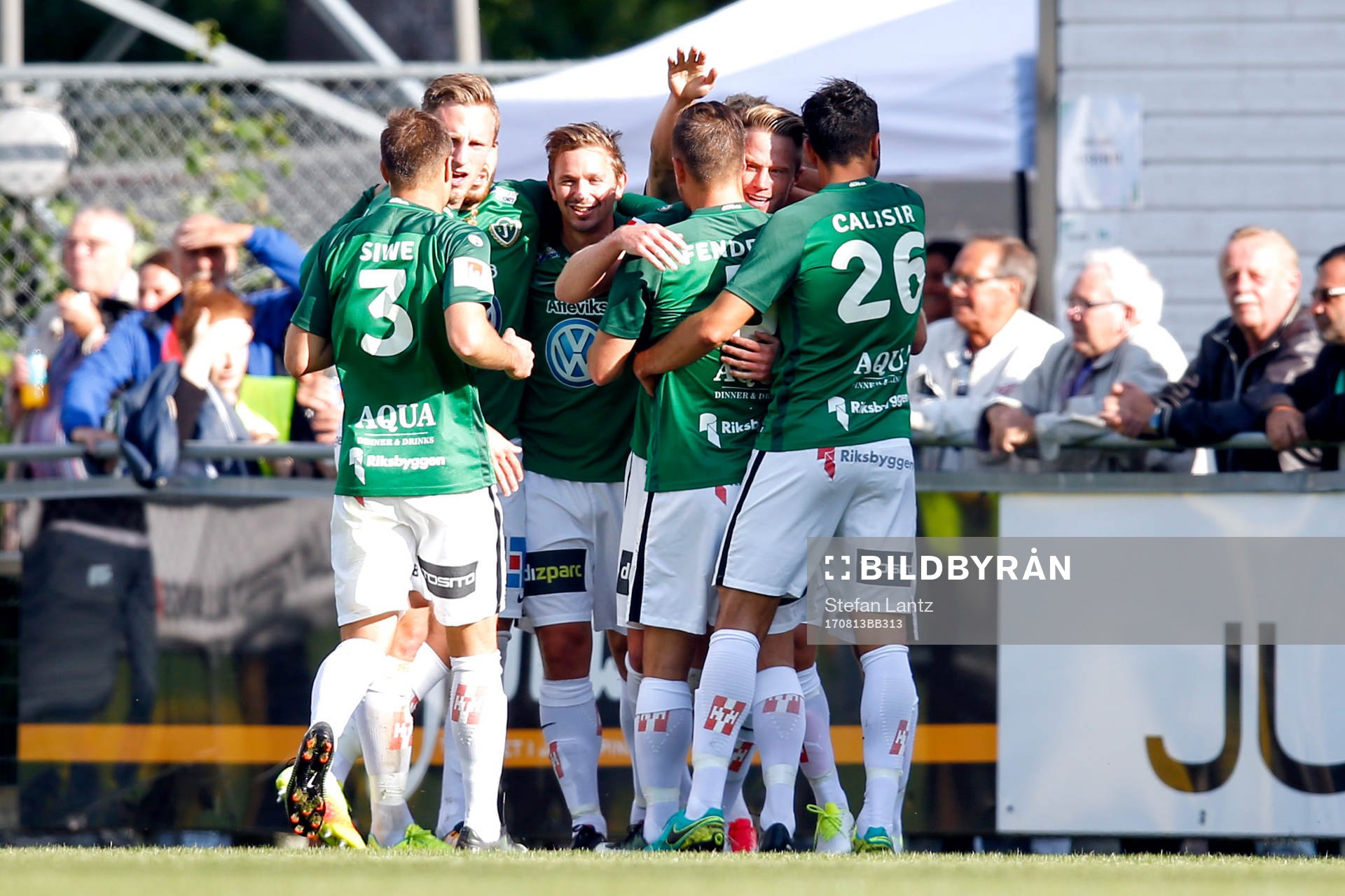 Jönköpings Tommy Thelin jublar med lagkamrater