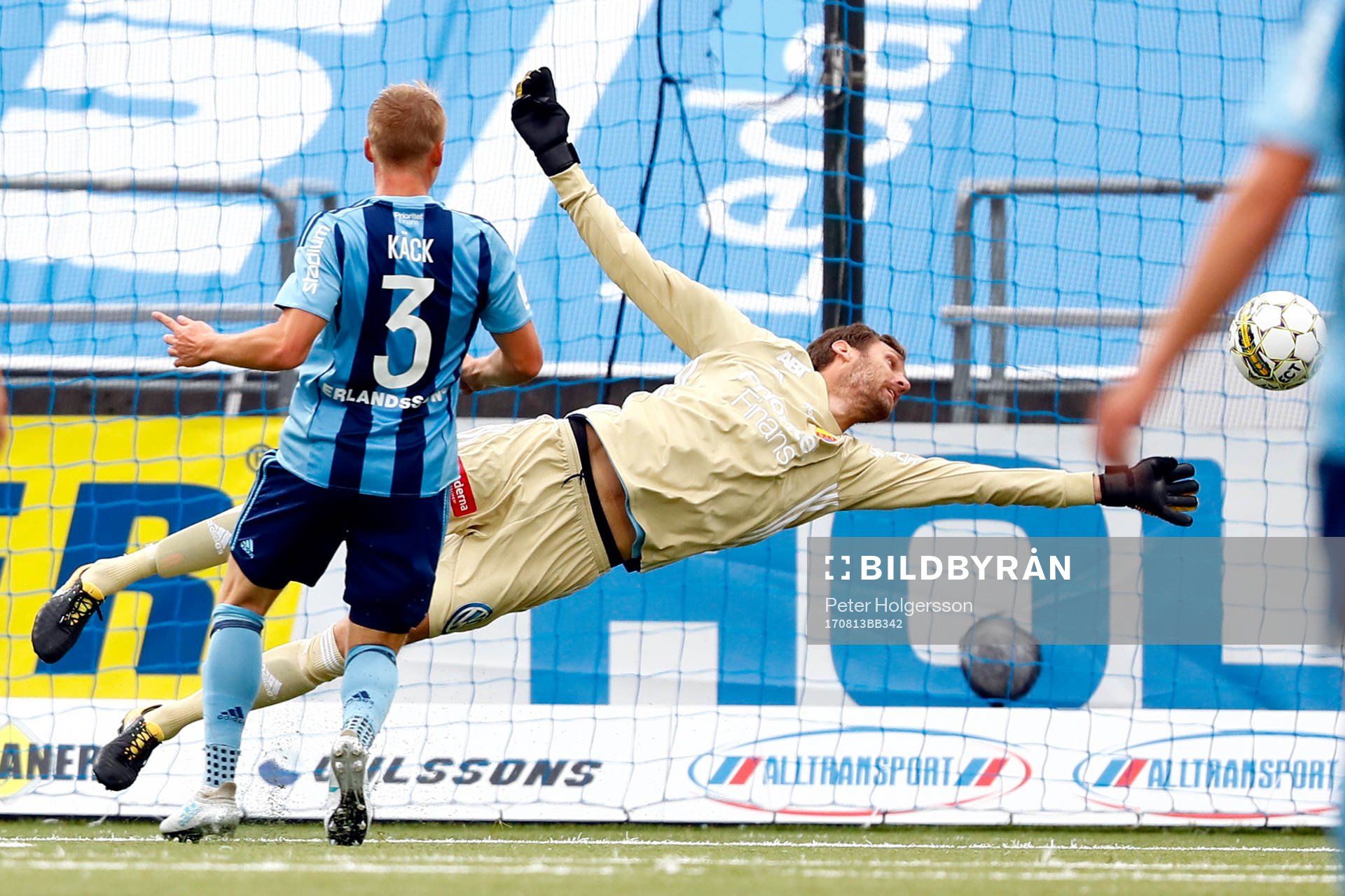 Djurgårdens målvakt Andreas Isaksson räddar