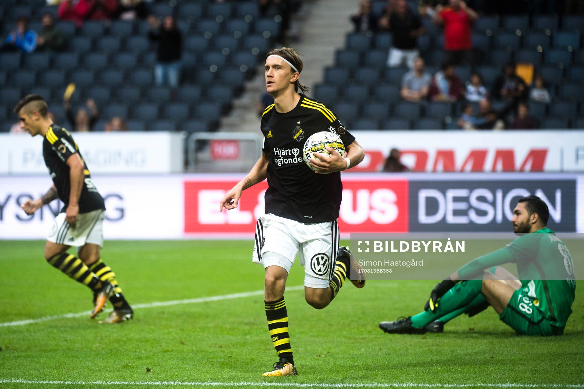 AIK:s Kristoffer Olsson jublar efter 1-1 bakom AFC Eskilstunas Målvakt Alireza Haghighi under fotbollsmatchen i Allsvenskan mellan AIK och AFC Eskilstuna den 13 augusti 2017 i Stockholm.