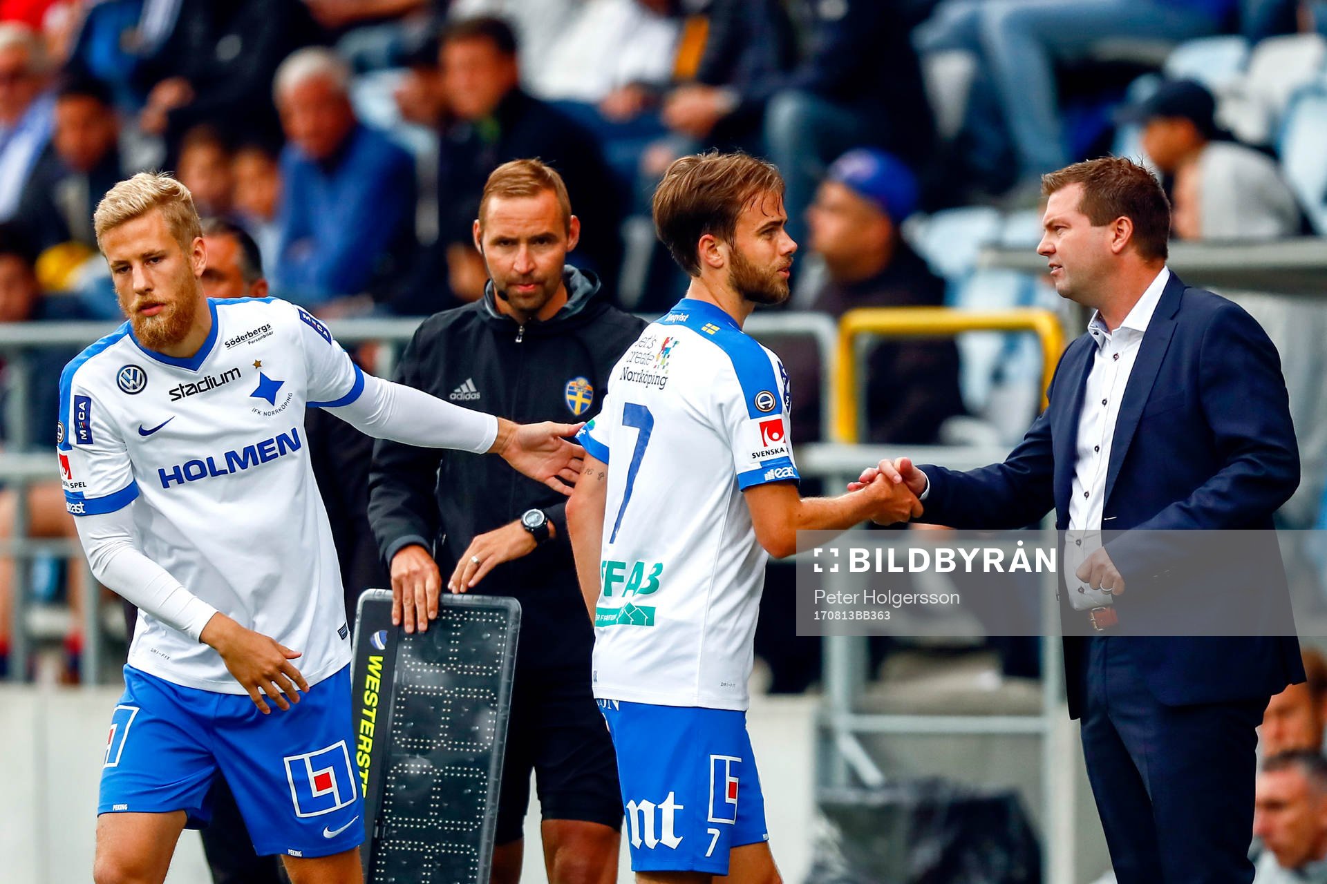 Norrköpings Andreas Blomqvist går av planen med