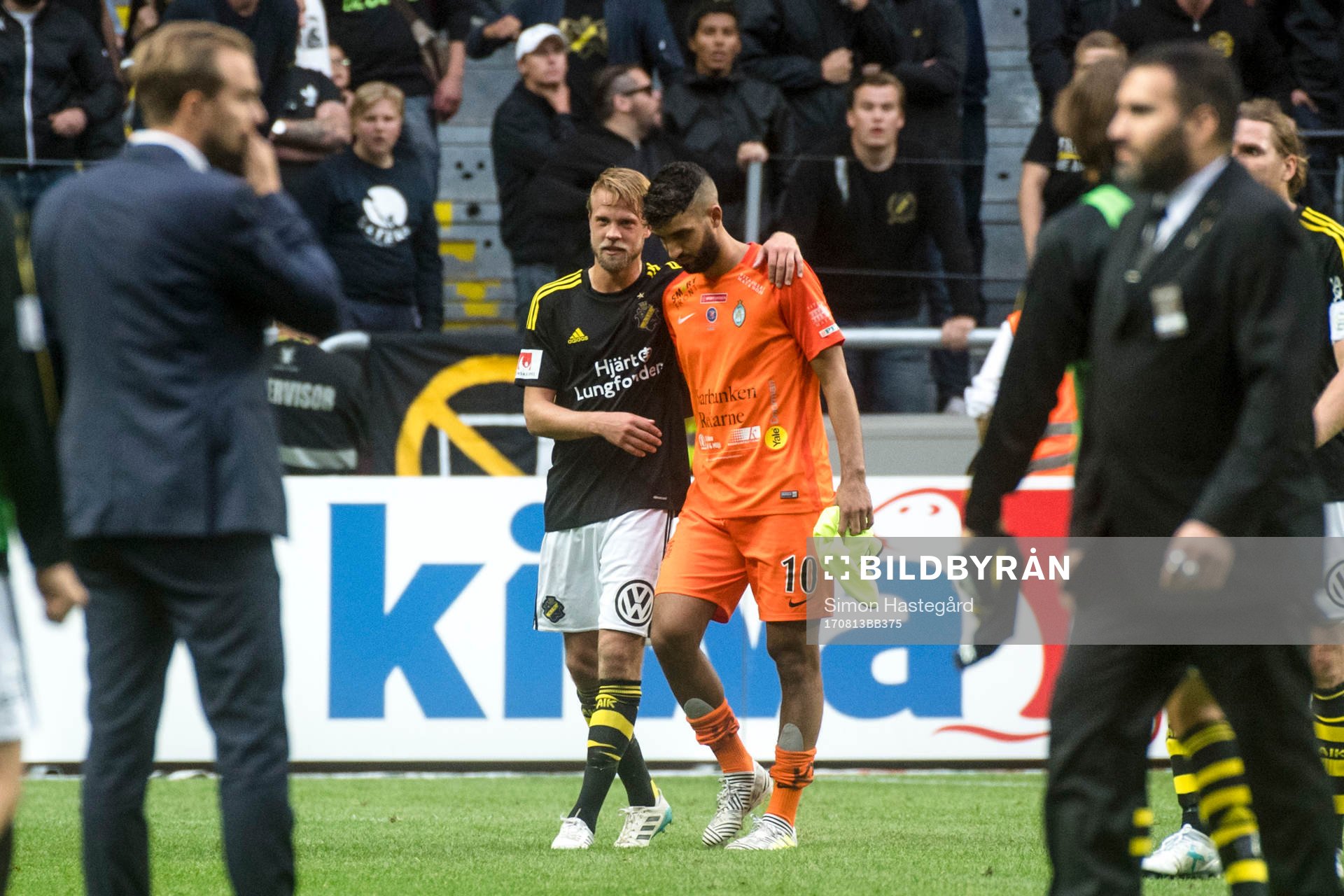 s Daniel Sundgren och AFC Eskilstunas Omar Eddahri  deppar