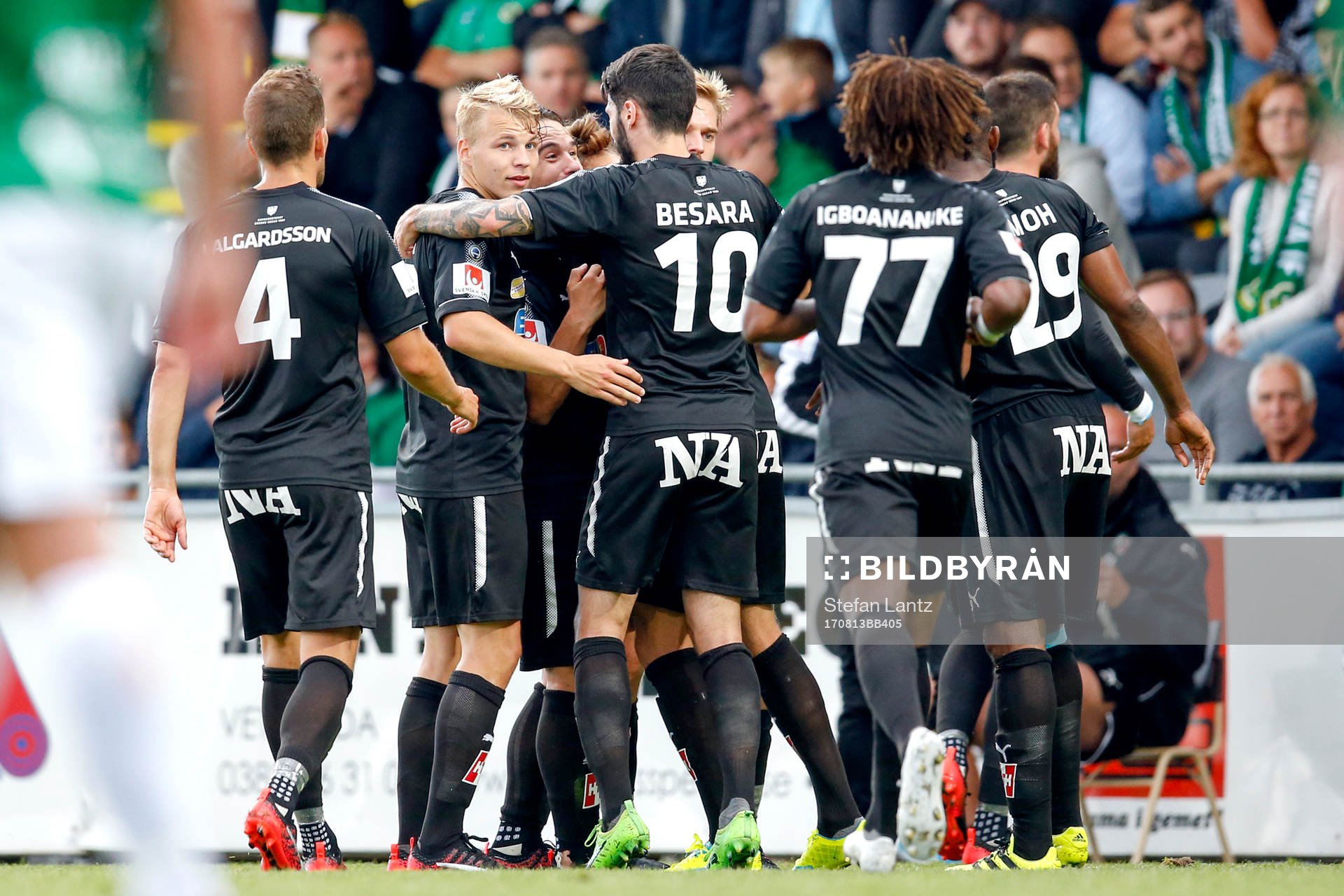 Örebros Nordin Gerzic jublar med lagkamrater efter 1-1 under fotbollsmatchen i Allsvenskan mellan Jönköping och Örebro den 13 augusti 2017 i Jönköping.