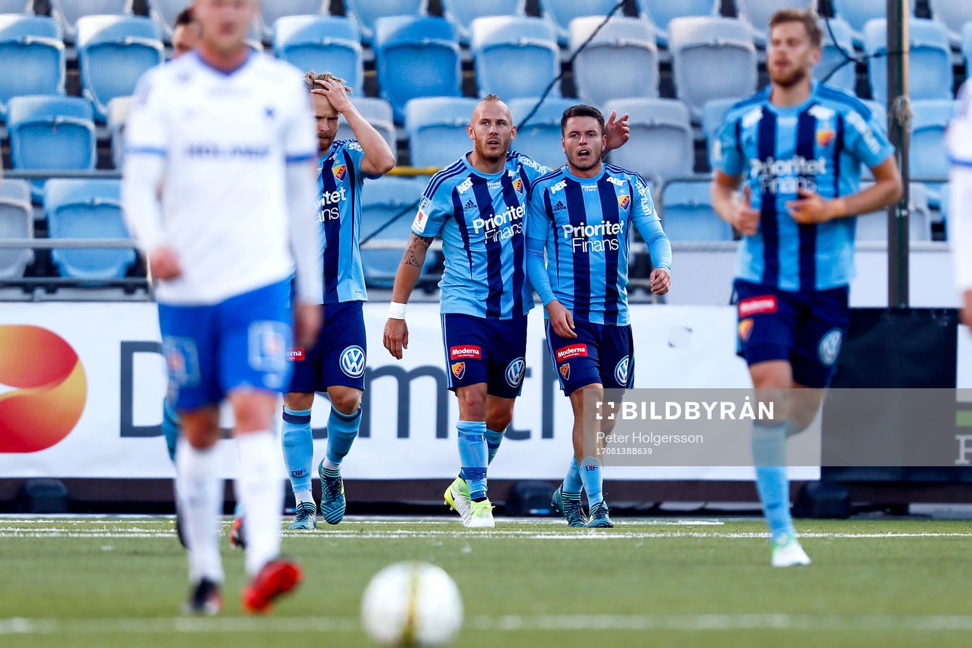 Djurgårdens Kerim Mrabti jublar med lagkamrater