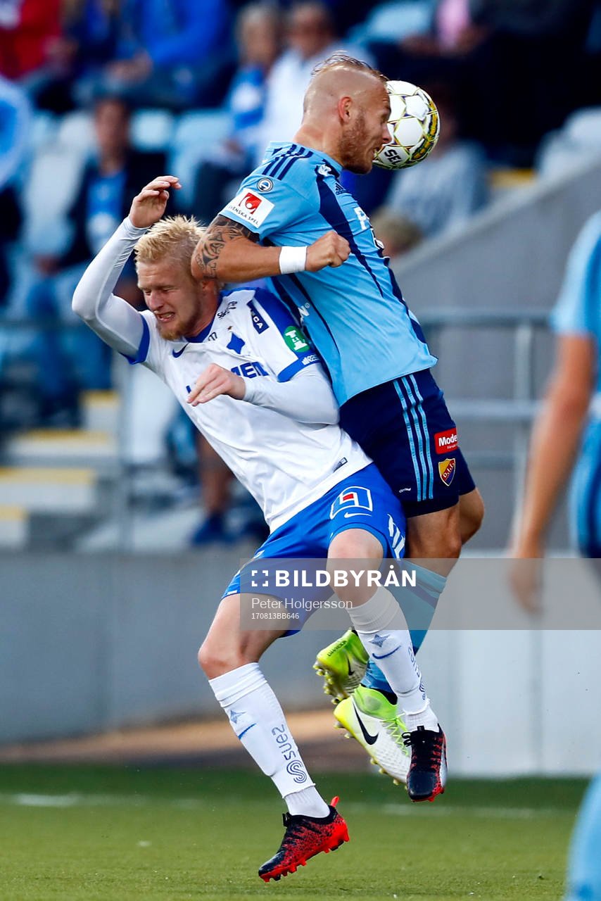 Norrköpings Karl Holmberg får en armbåge i huvudet av