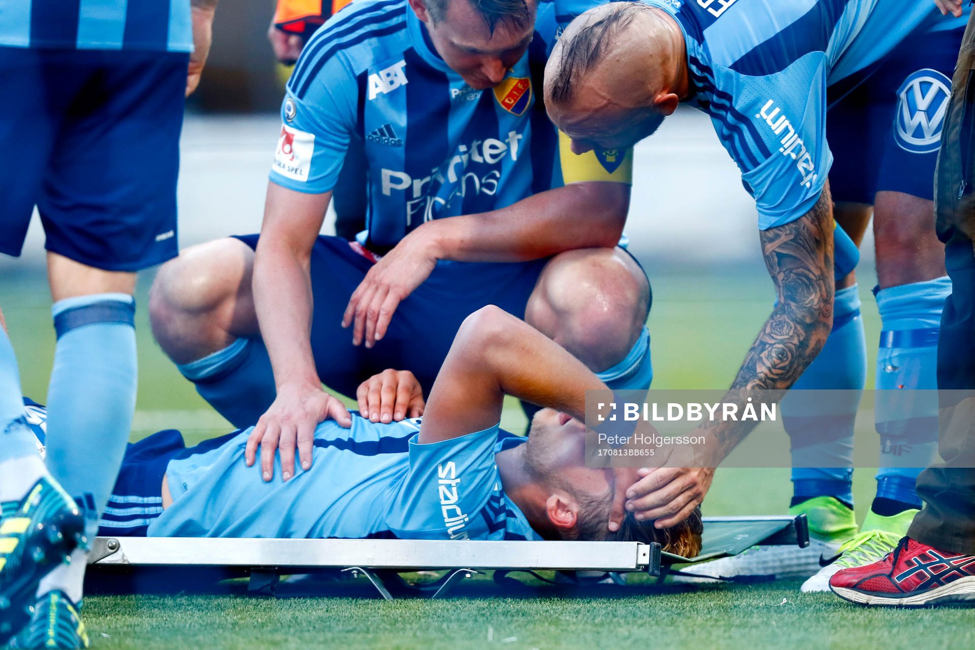 Djurgårdens Felix Beijmo bärs ut på bår