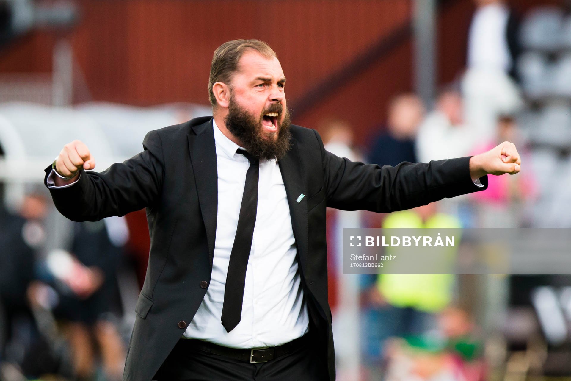 Örebros tränare Alexander Axén jublar efter fotbollsmatchen i Allsvenskan mellan Jönköping och Örebro den 13 augusti 2017 i Jönköping. 
