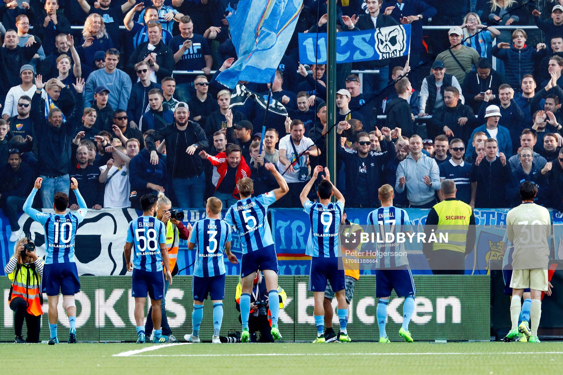 Djurgårdens spelare jublar med fansen