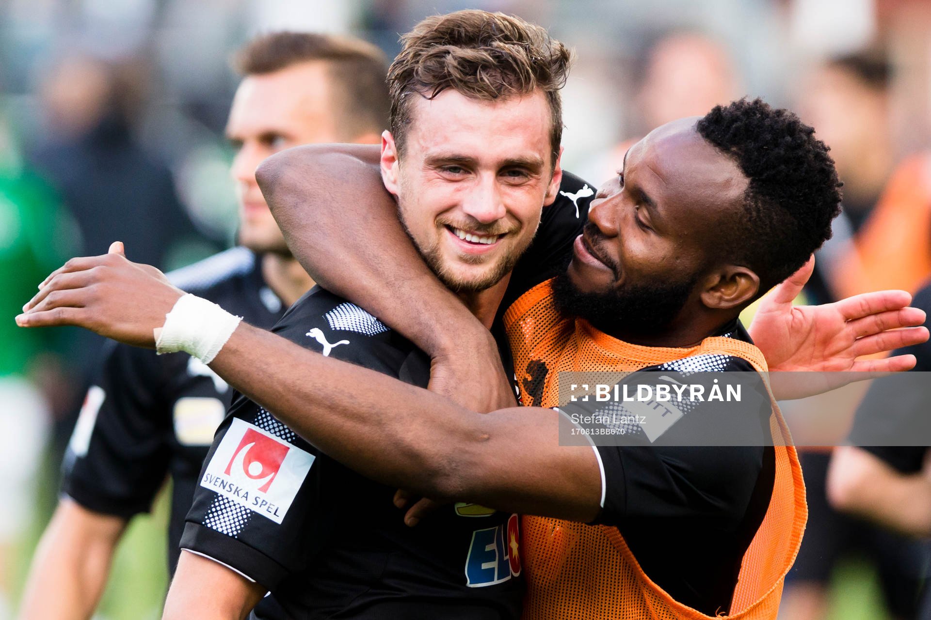 Örebros Filip Rogic jublar tillsammans med Michael Junior Omoh efter fotbollsmatchen i Allsvenskan mellan Jönköping och Örebro den 13 augusti 2017 i Jönköping.