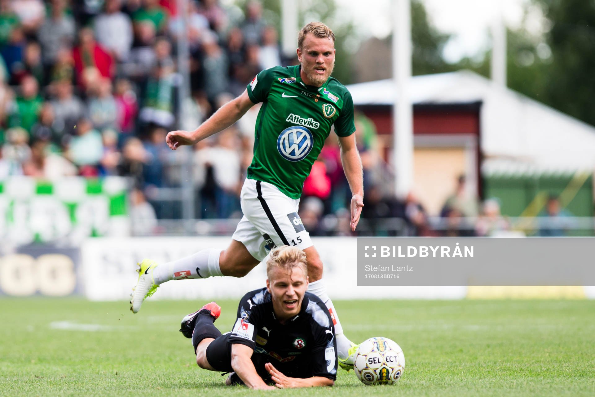Örebros Sebastian Ring ramlar i en duell med Jönköpings
