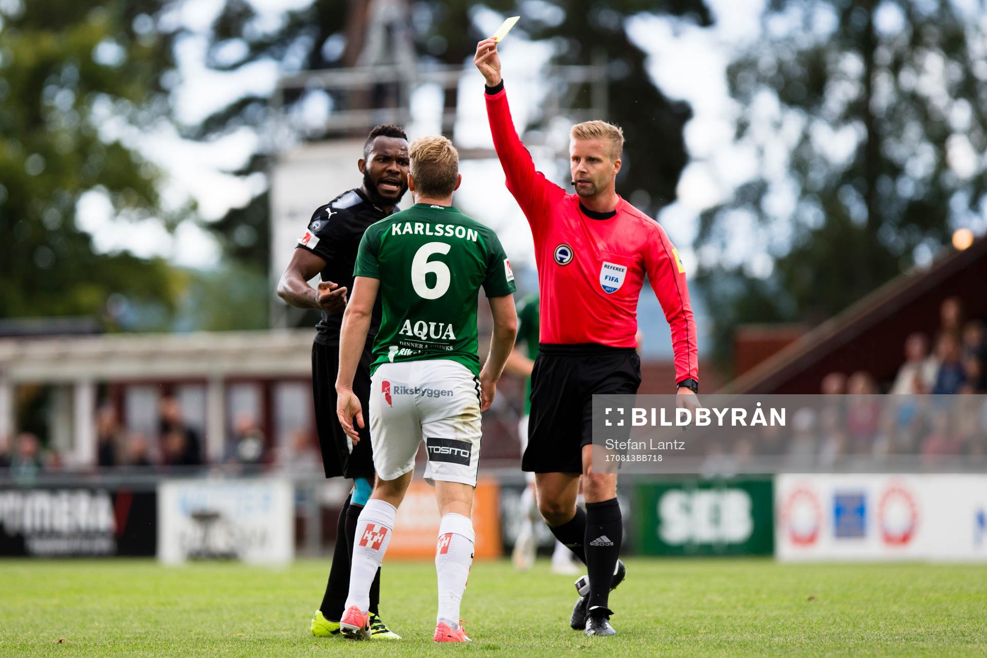 Jönköpings Stefan Karlsson blir varnad av domaren Glenn