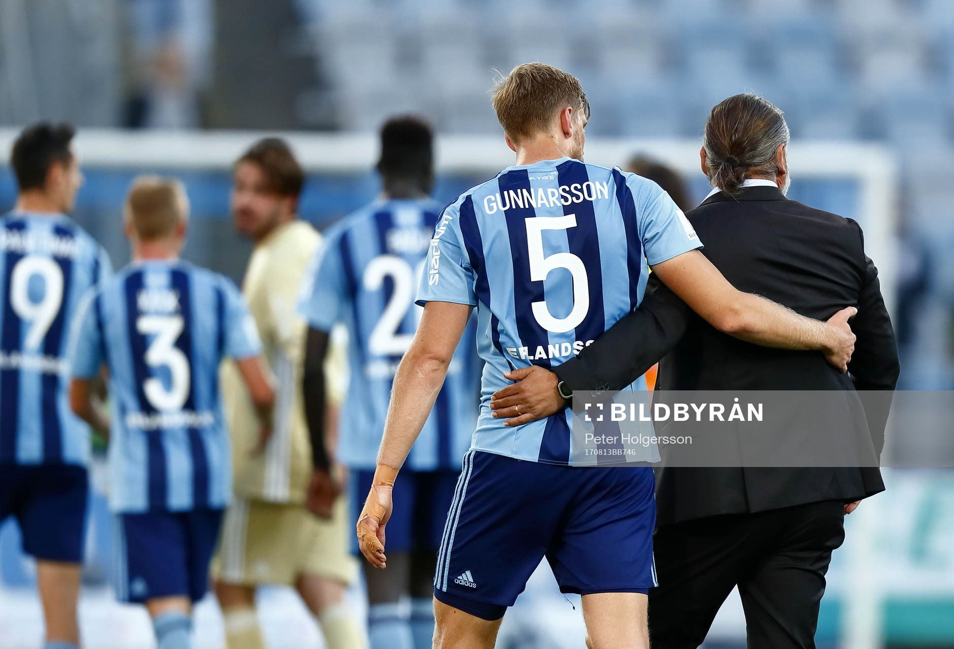 Jubel med Djurgårdens Niklas Gunnarsson och tränare Özcan Melkemichel efter fotbollsmatchen i Allsvenskan mellan Norrköping och Djurgården den 13 augusti 2017 i Norrköping.