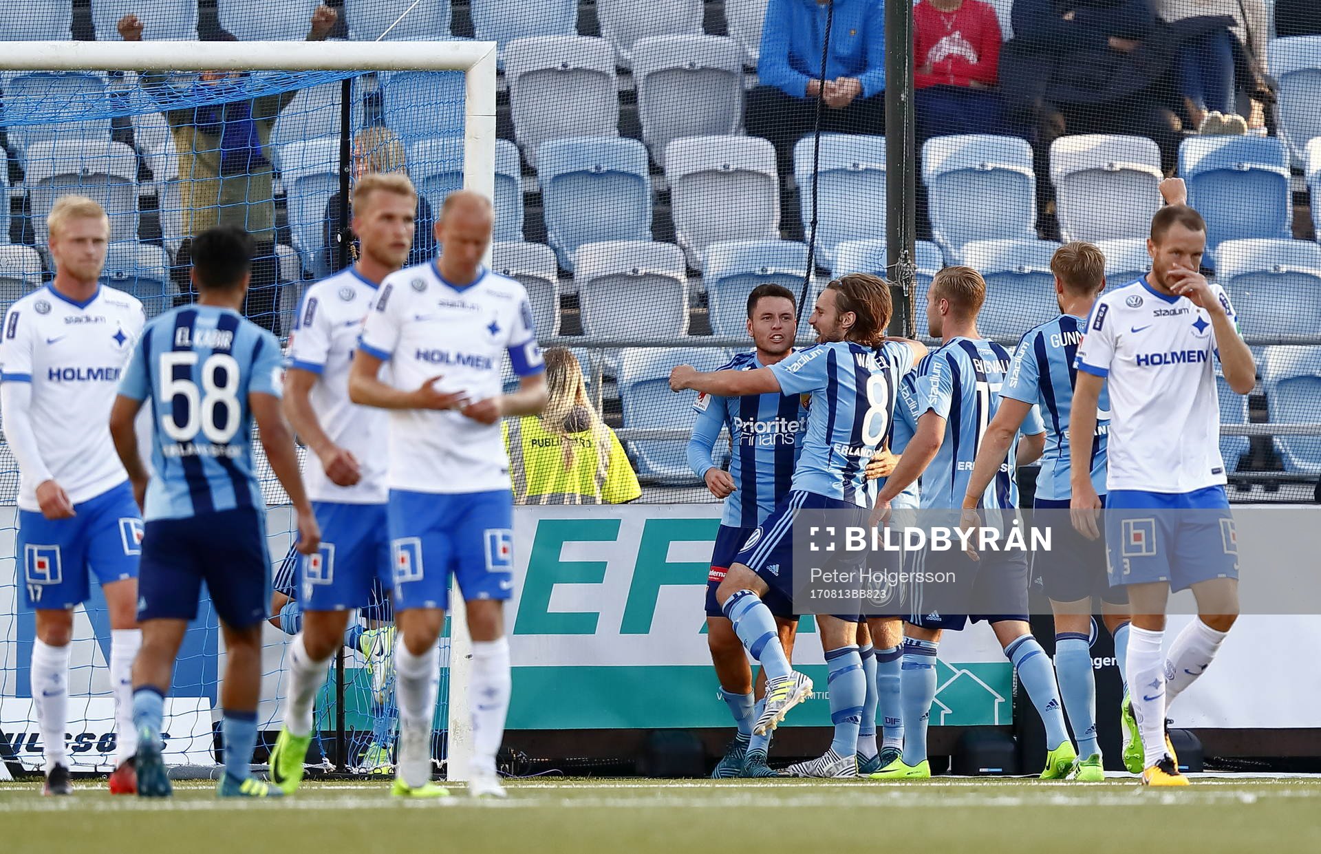 Djurgårdens spelare med Kerim Mrabti jublar