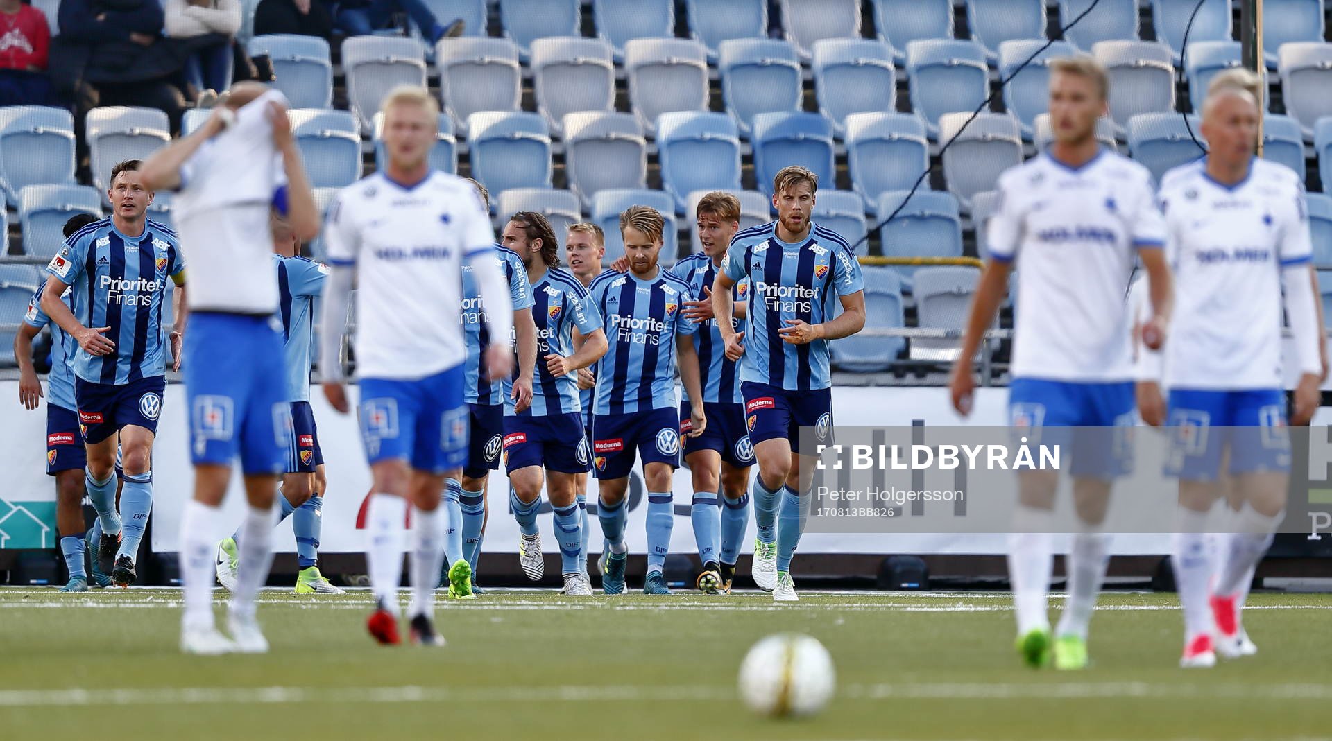 Djurgårdens spelare med Kerim Mrabti jublar