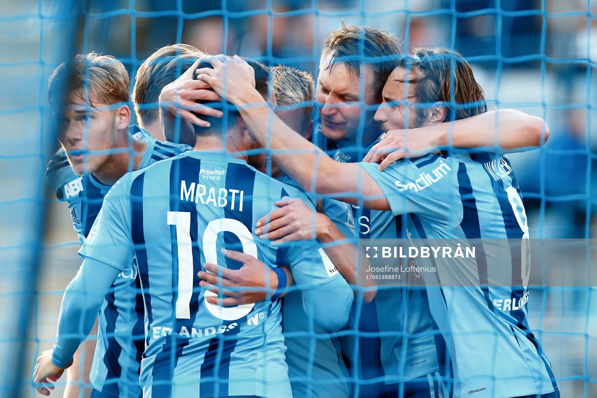 Djurgårdens Kim Källström med flera kramar om