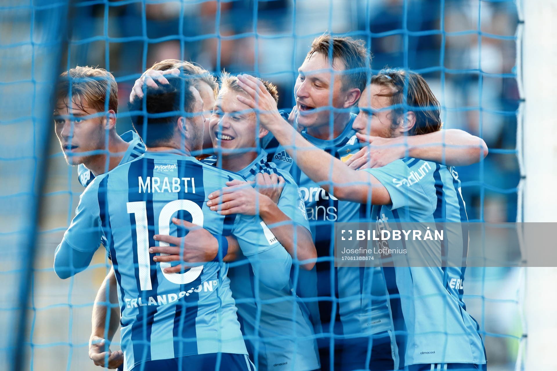 Djurgårdens Kim Källström med flera kramar om
