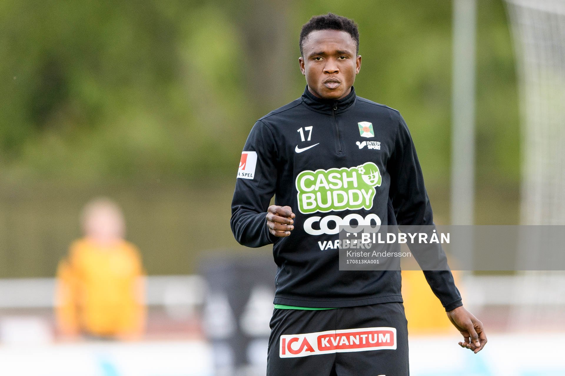 Varbergs Lawson Sabah före fotbollsmatchen i Superettan