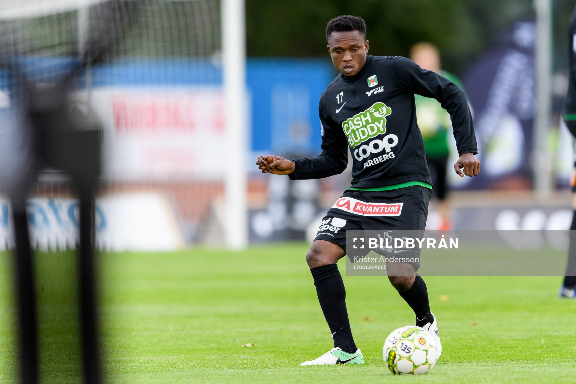 Varbergs Lawson Sabah före fotbollsmatchen i Superettan