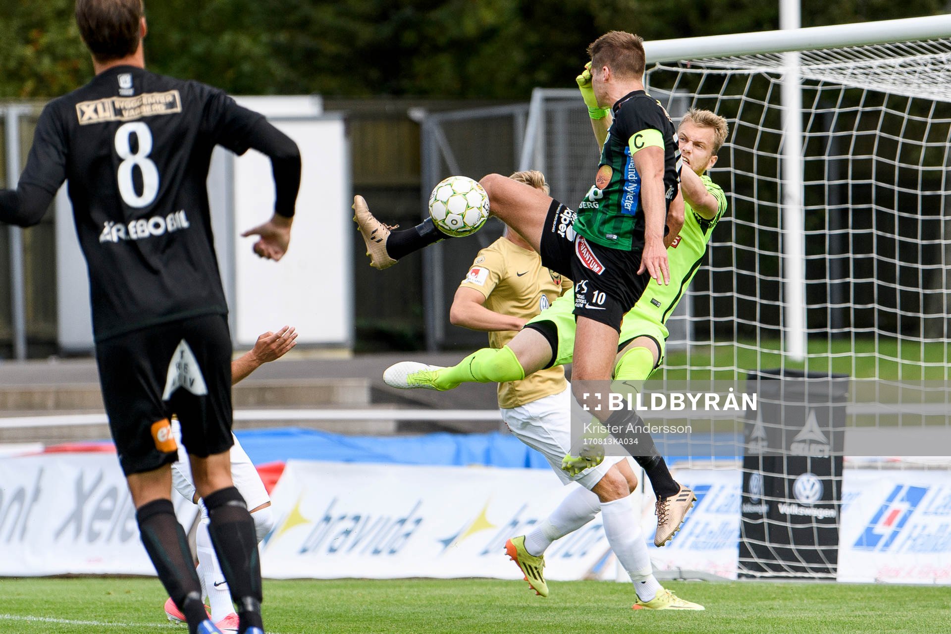 Varbergs Gabriel Altemark-Vanneryr i kamp med Brommapojkarnas målvakt Rasmus Emanuelsson under fotbollsmatchen i Superettan mellan Varberg och Brommapojkarna den 13 augusti 2017 i Varberg.