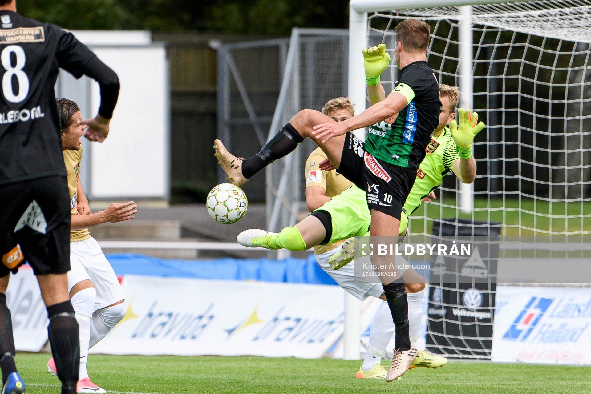 Varbergs Gabriel Altemark-Vanneryr i kamp med Brommapojkarnas målvakt Rasmus Emanuelsson under fotbollsmatchen i Superettan mellan Varberg och Brommapojkarna den 13 augusti 2017 i Varberg.