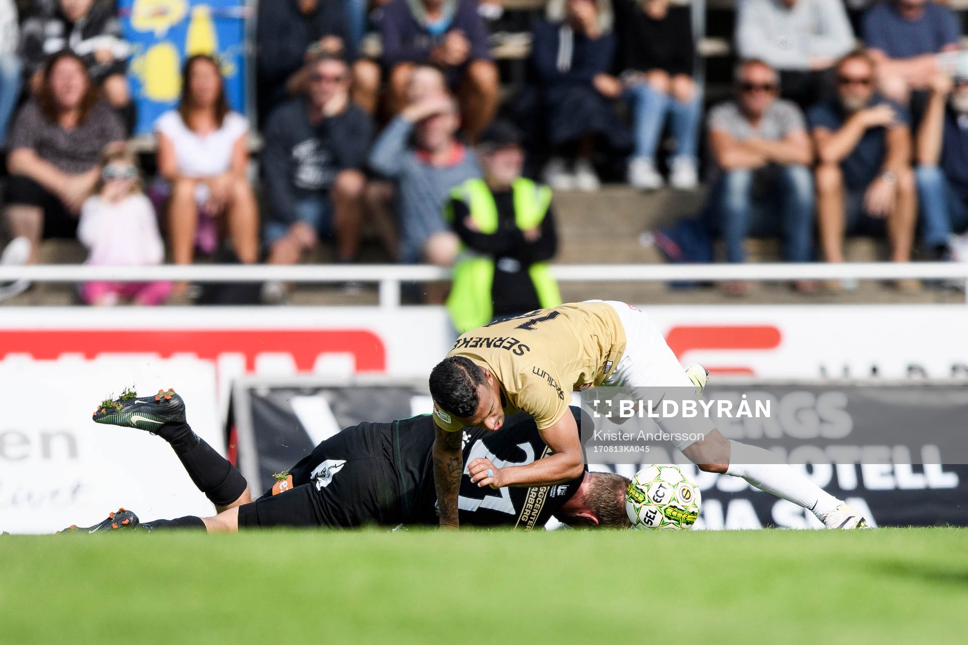 Varbergs Karl Söderström och Brommapojkarnas Joel Qwiberg under fotbollsmatchen i Superettan mellan Varberg och Brommapojkarna den 13 augusti 2017 i Varberg.