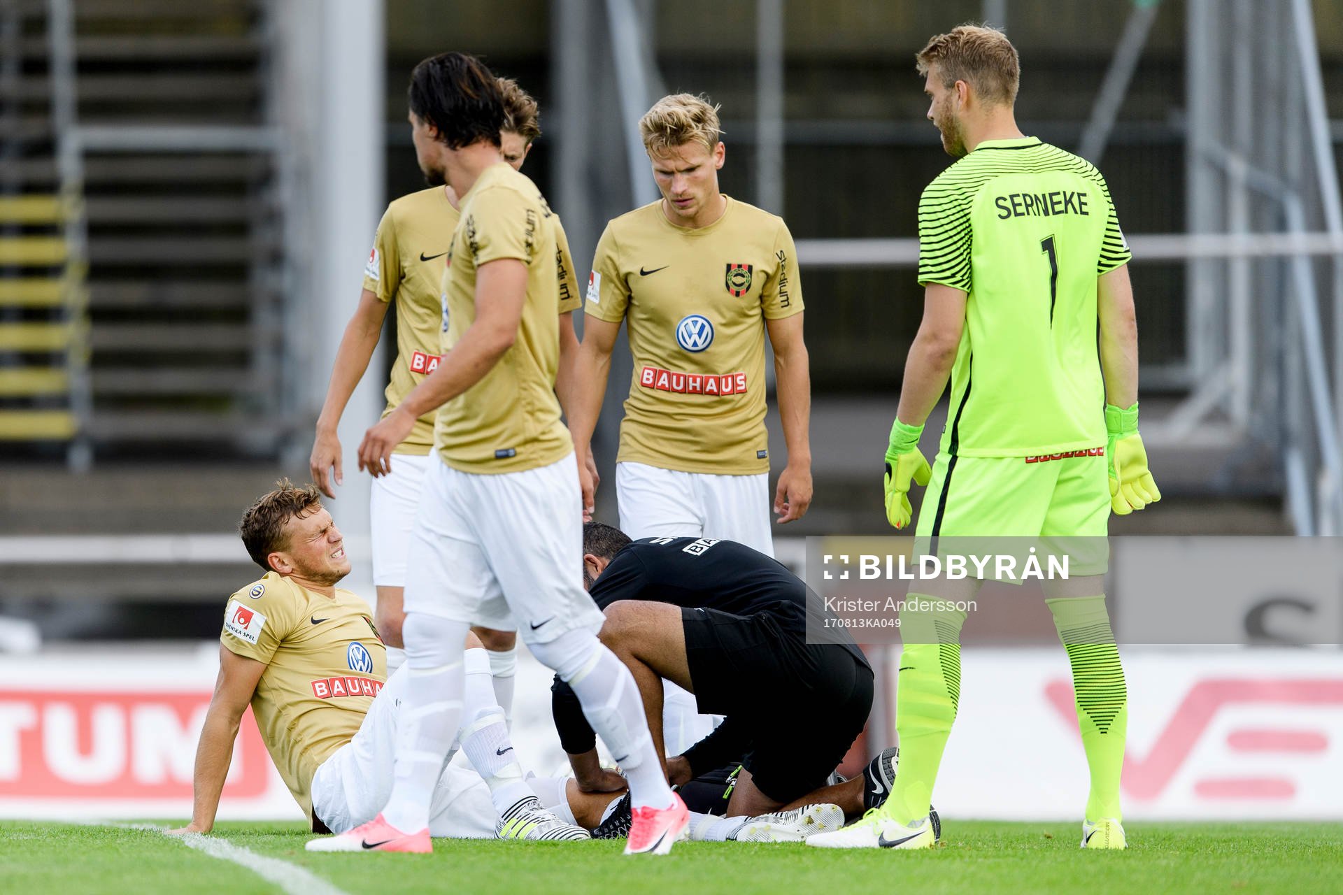 Brommapojkarnas Jesper Karlström grinar illa
