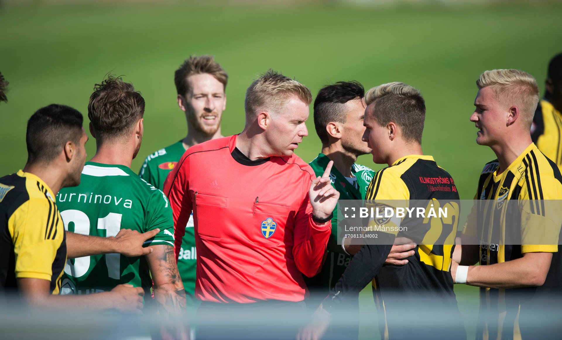Domaren lugnar ner upprörda derbykänslor i matchen i