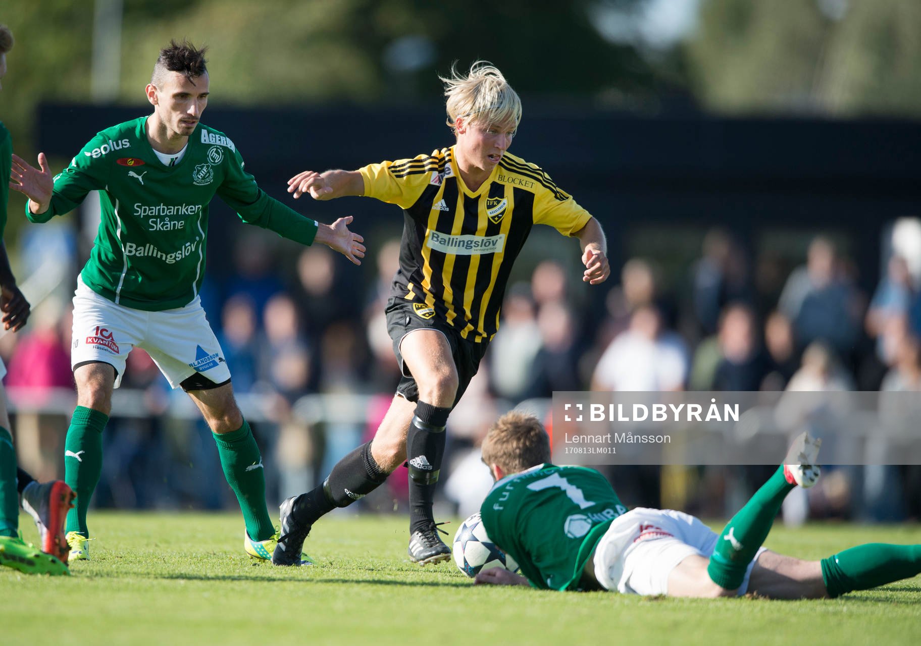 IFK Hässleholms Gustaf Lindroth och Hässleholms IF:s Burim Rexhepi i matchen i division 2 mellan IFK Hässleholm och Hässleholms IF i Hässleholm 13 augusti 2017.