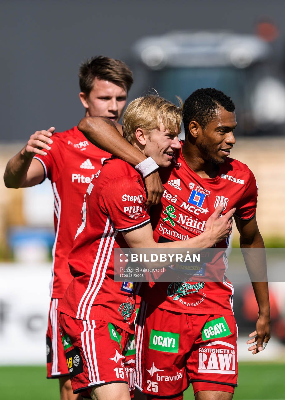 Piteås Johannes Lidström jublar tillsammans med Kraig Rochester efter sitt 1-0 mål under fotbollsmatchen i Division 2 Norrland mellan Piteå och Anundsjö den 13 Augusti 2017 i Piteå.