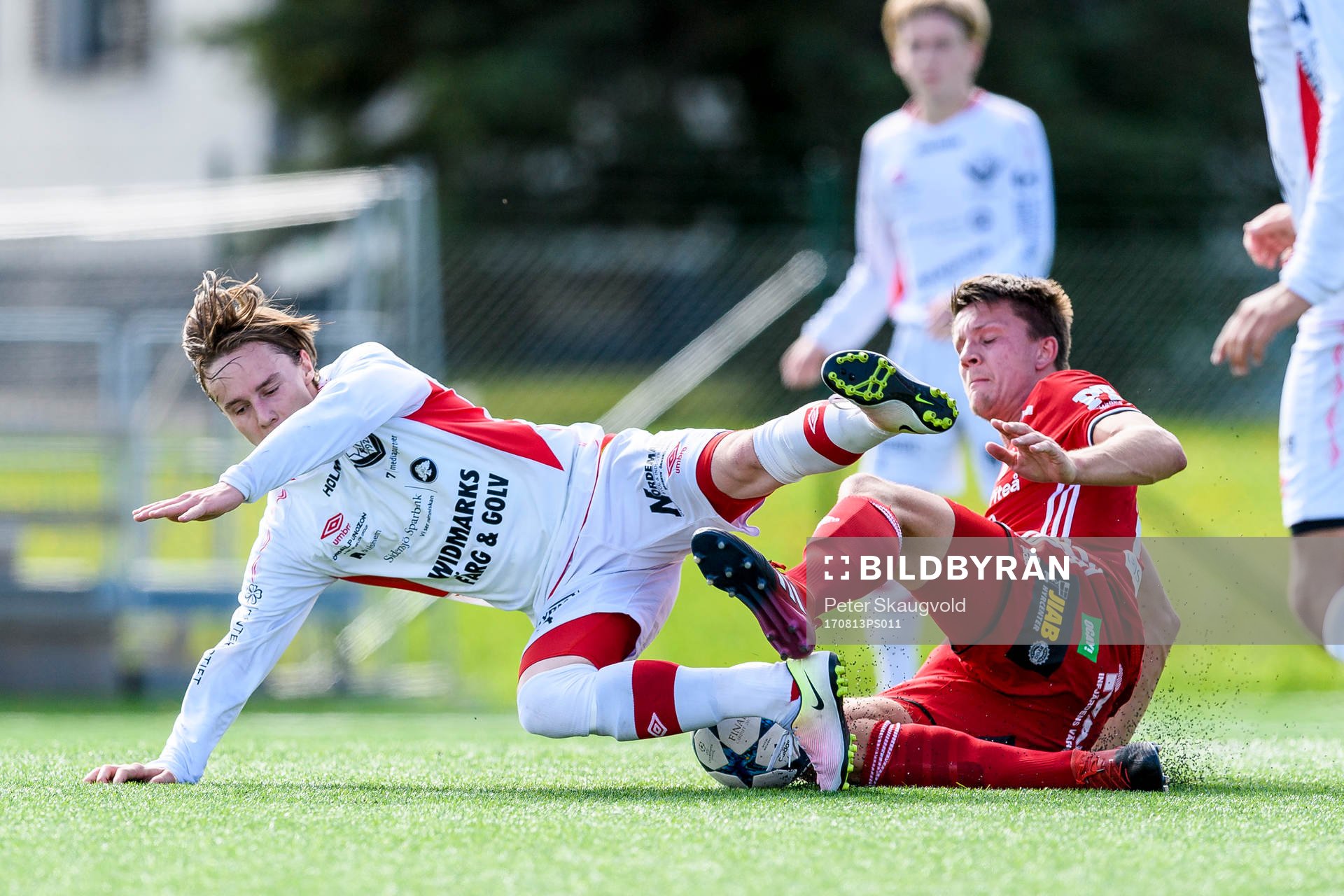 Piteås Joel Edström tacklar omkull Anundsjös Tobias