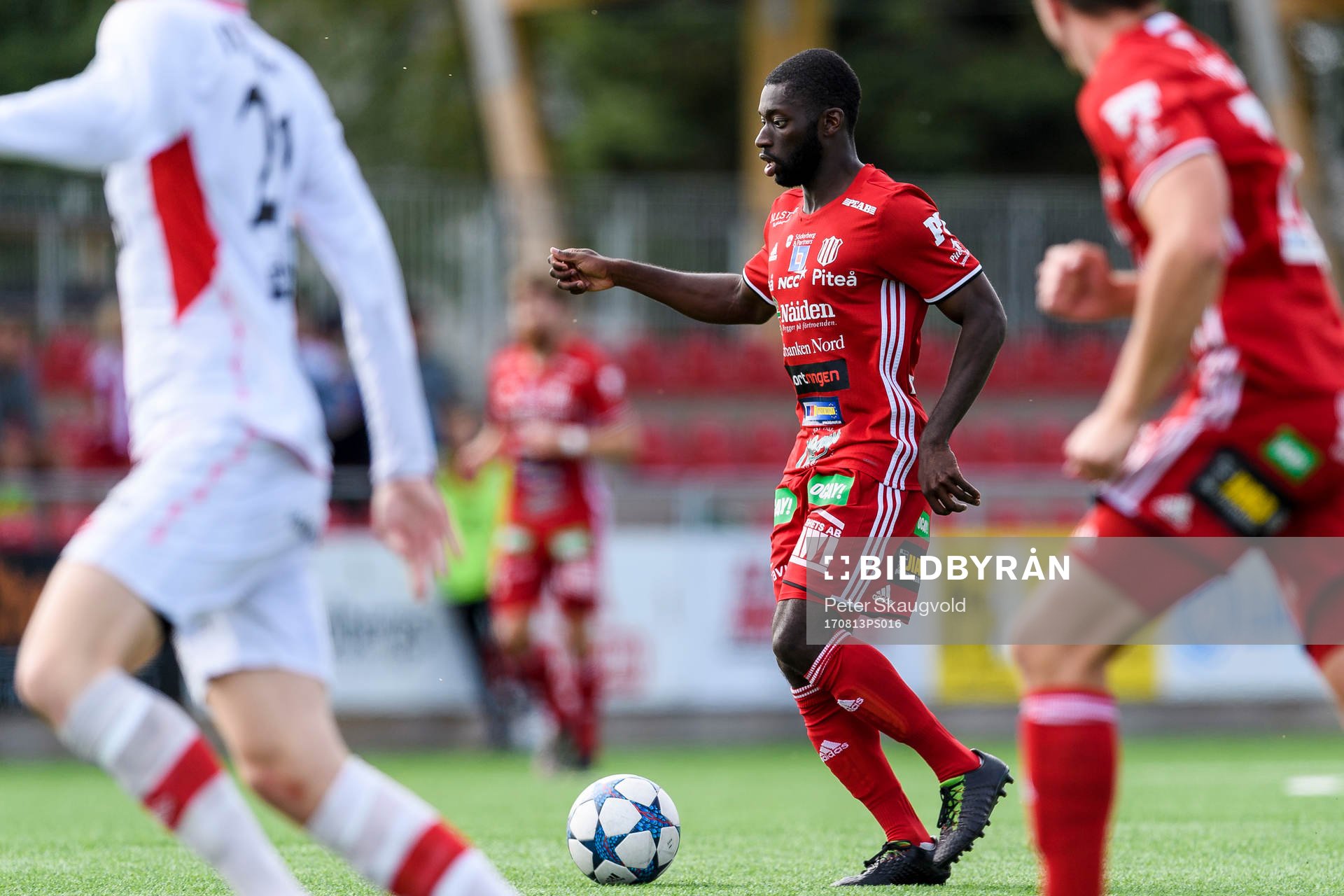 Piteås Samuel Naiwo med bollen