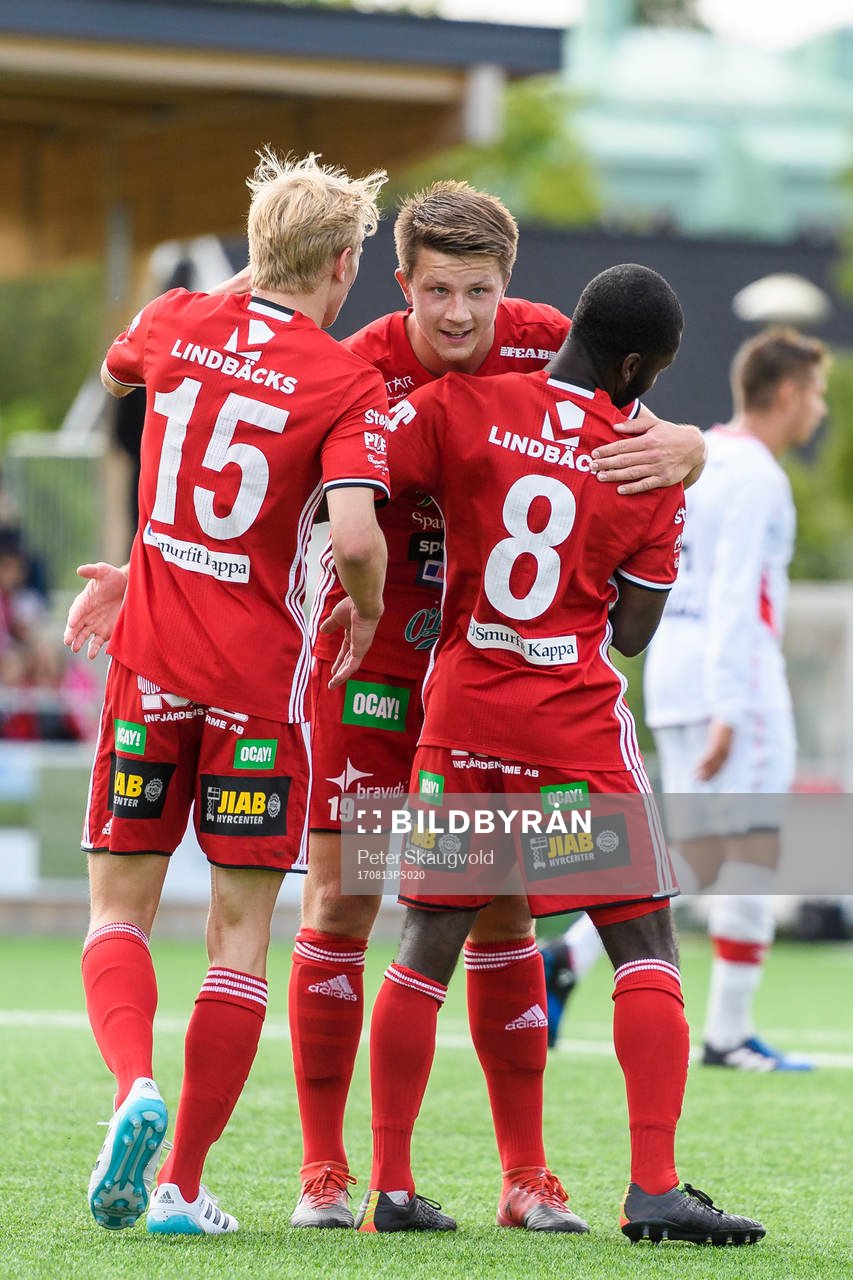 Piteås Joel Edström (m) jublar tillsammans med Johannes Lidström (v) och Samuel Naiwo (h) efter sitt 5-0 mål under fotbollsmatchen i Division 2 Norrland mellan Piteå och Anundsjö den 13 Augusti 2017 i Piteå.