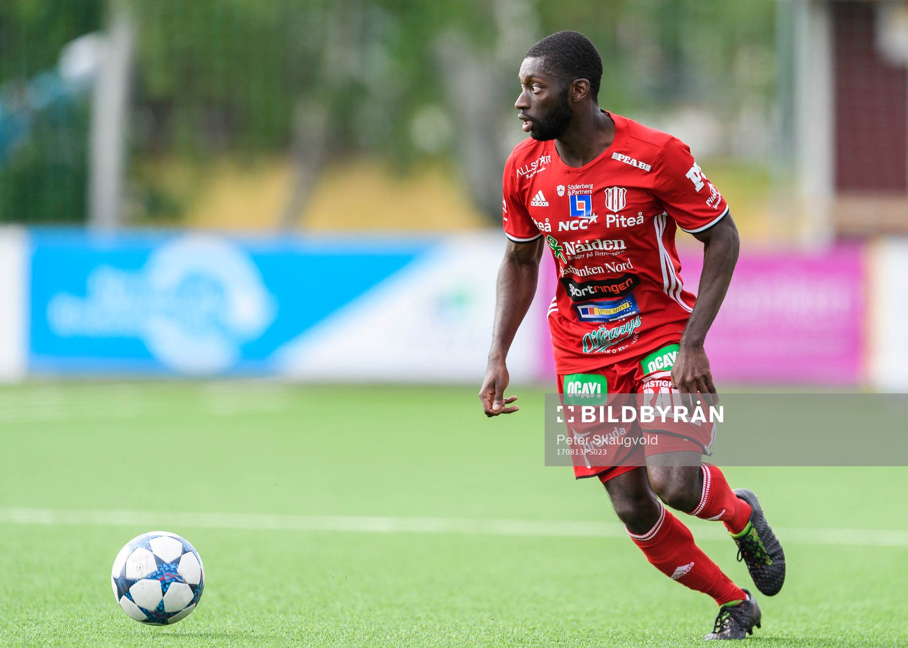 Piteås Samuel Naiwo med bollen