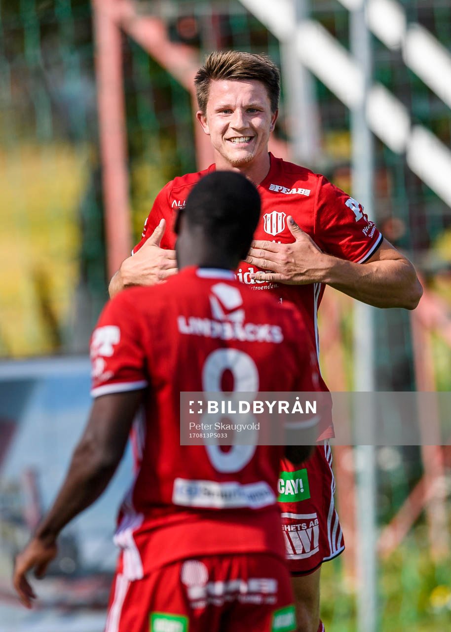 Piteås Joel Edström jublar efter sitt att Samuel Naiwo gjort 3-0 under fotbollsmatchen i Division 2 Norrland mellan Piteå och Anundsjö den 13 Augusti 2017 i Piteå.
