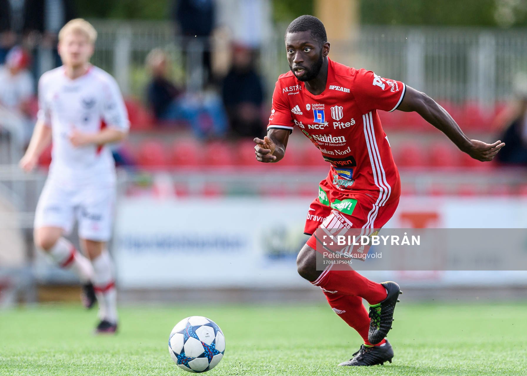 Piteås Samuel Naiwo med bollen