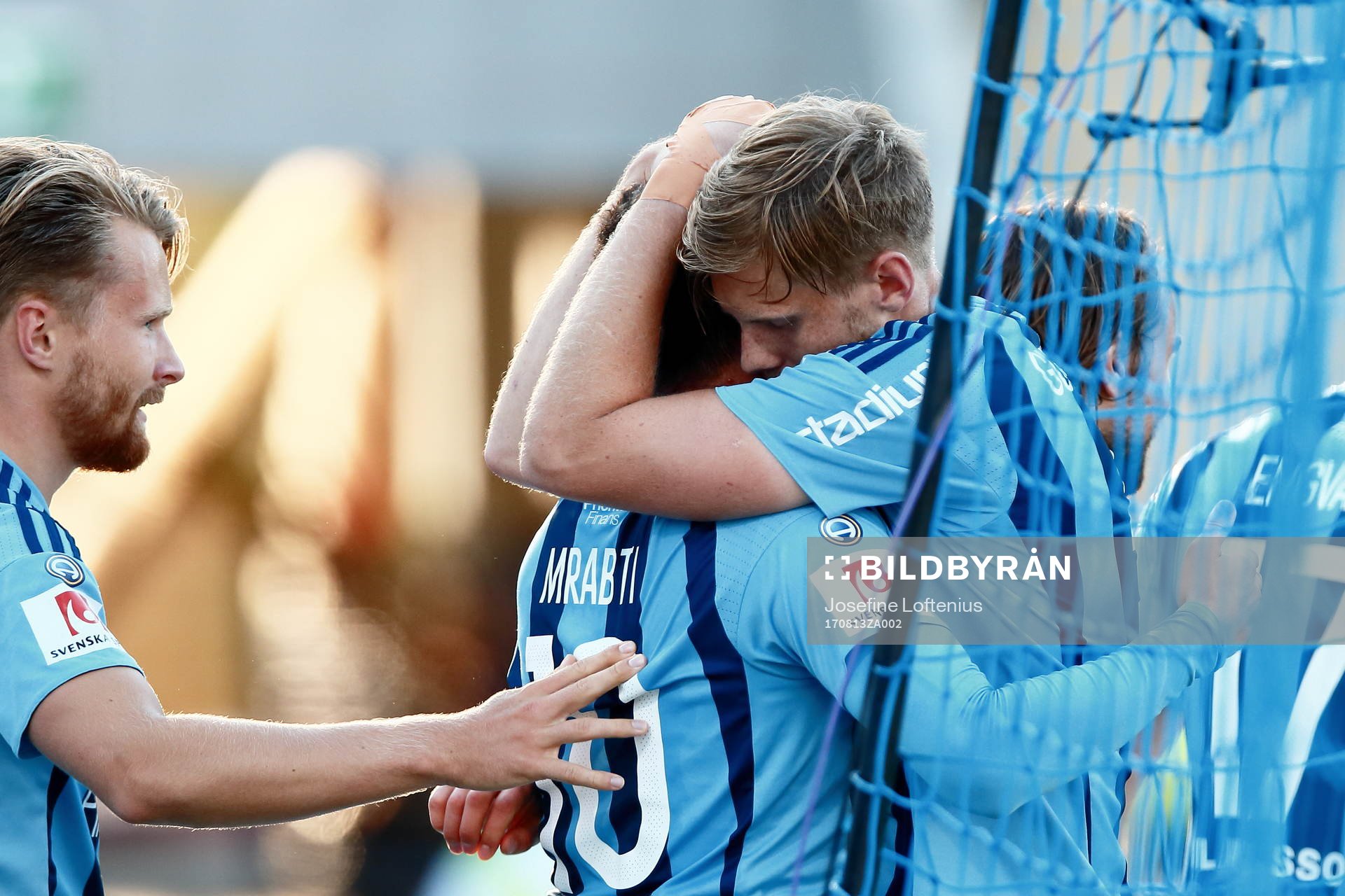 Djurgårdens Niklas Gunnarsson kramar om Kerim Mrabti