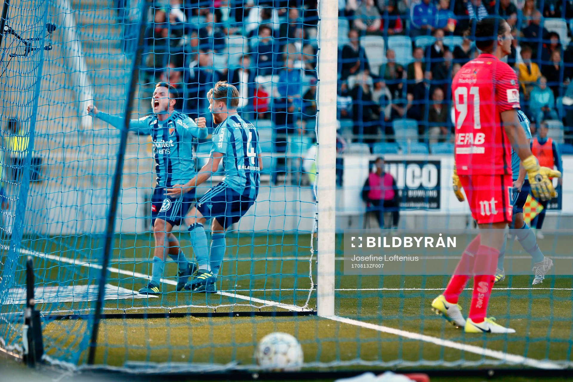 Djurgårdens Kerim Mrabti och Jacob Une-Larsson jublar