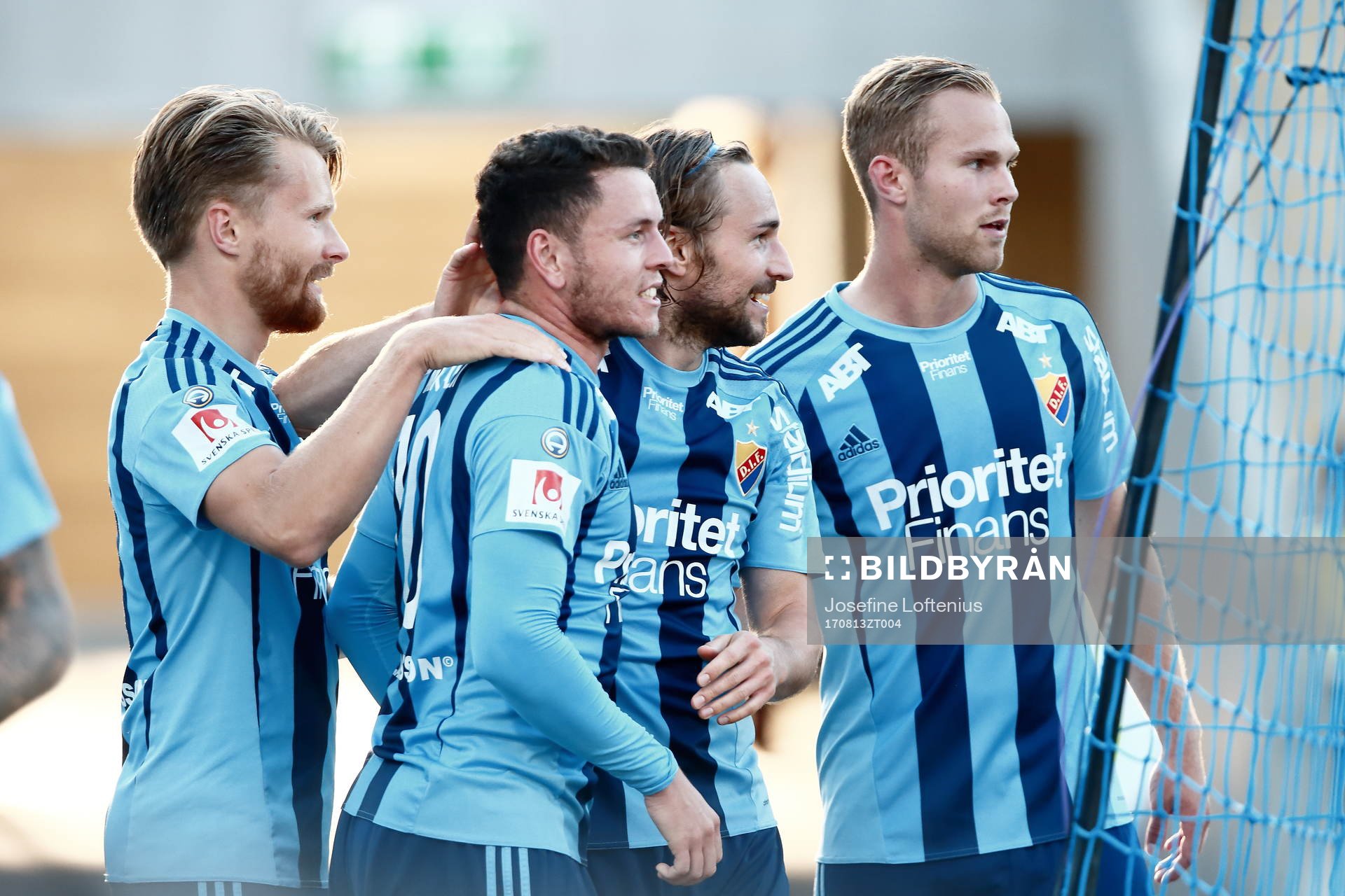 Djurgårdens Kerim Mrabti blir omkramad och jublar efter att ha gjort mål 0-1 under fotbollsmatchen i Allsvenskan mellan Norrköping och Djurgården den 13 augusti 2017 i Norrköping.