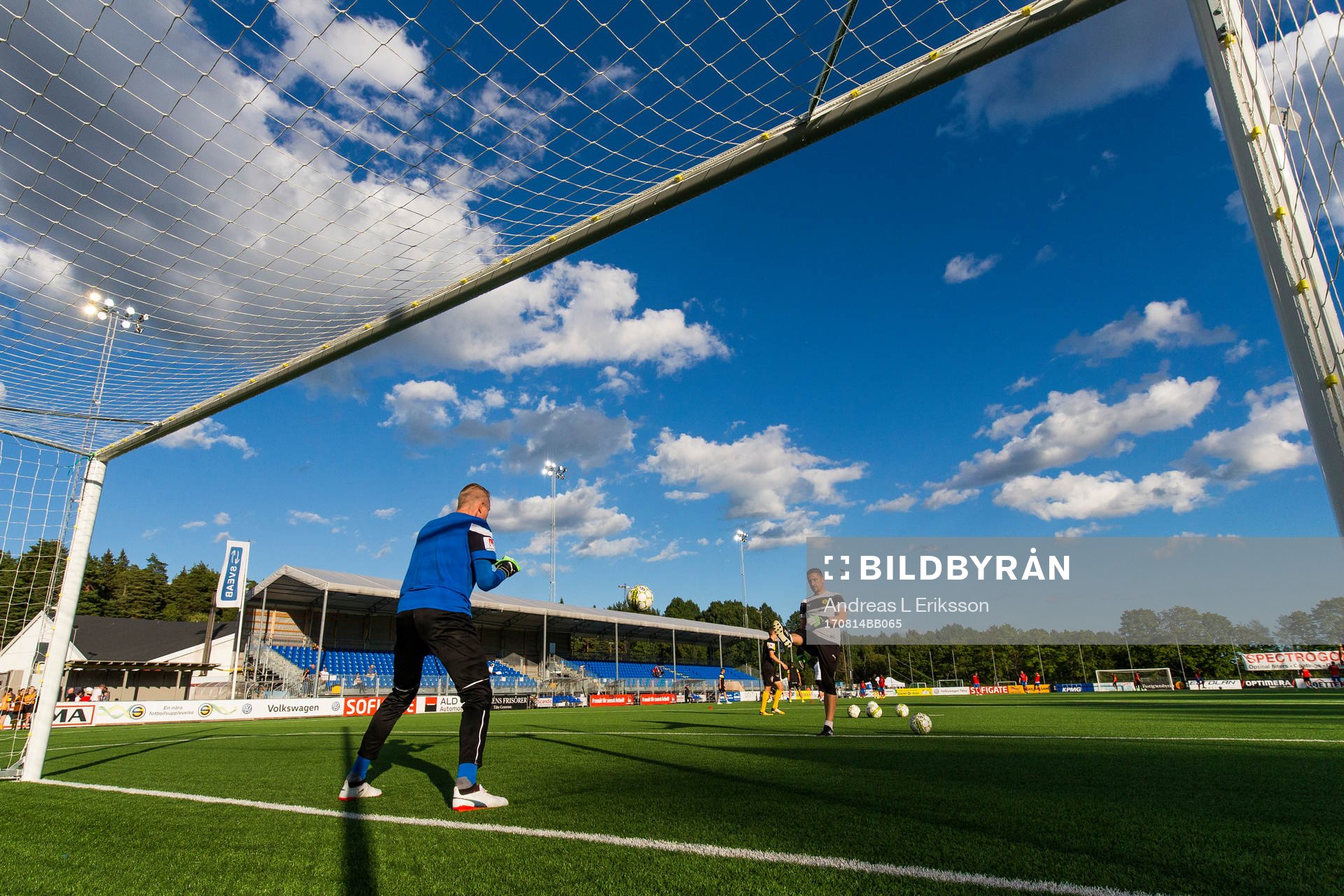 Frejs målvakt Ruben Åhman och målvaktstränare Nicos Gkoulios under uppvärmningen inför fotbollsmatchen i Superettan mellan Frej och Helsingborg den 14 augusti 2017 i Stockholm.