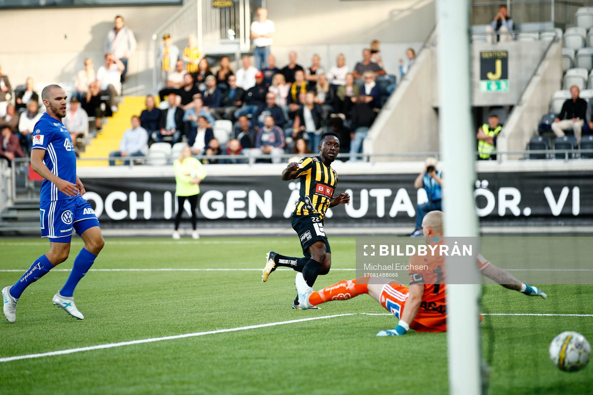 Häckens Chisom Egbuchulam med ett skott i mål som döms