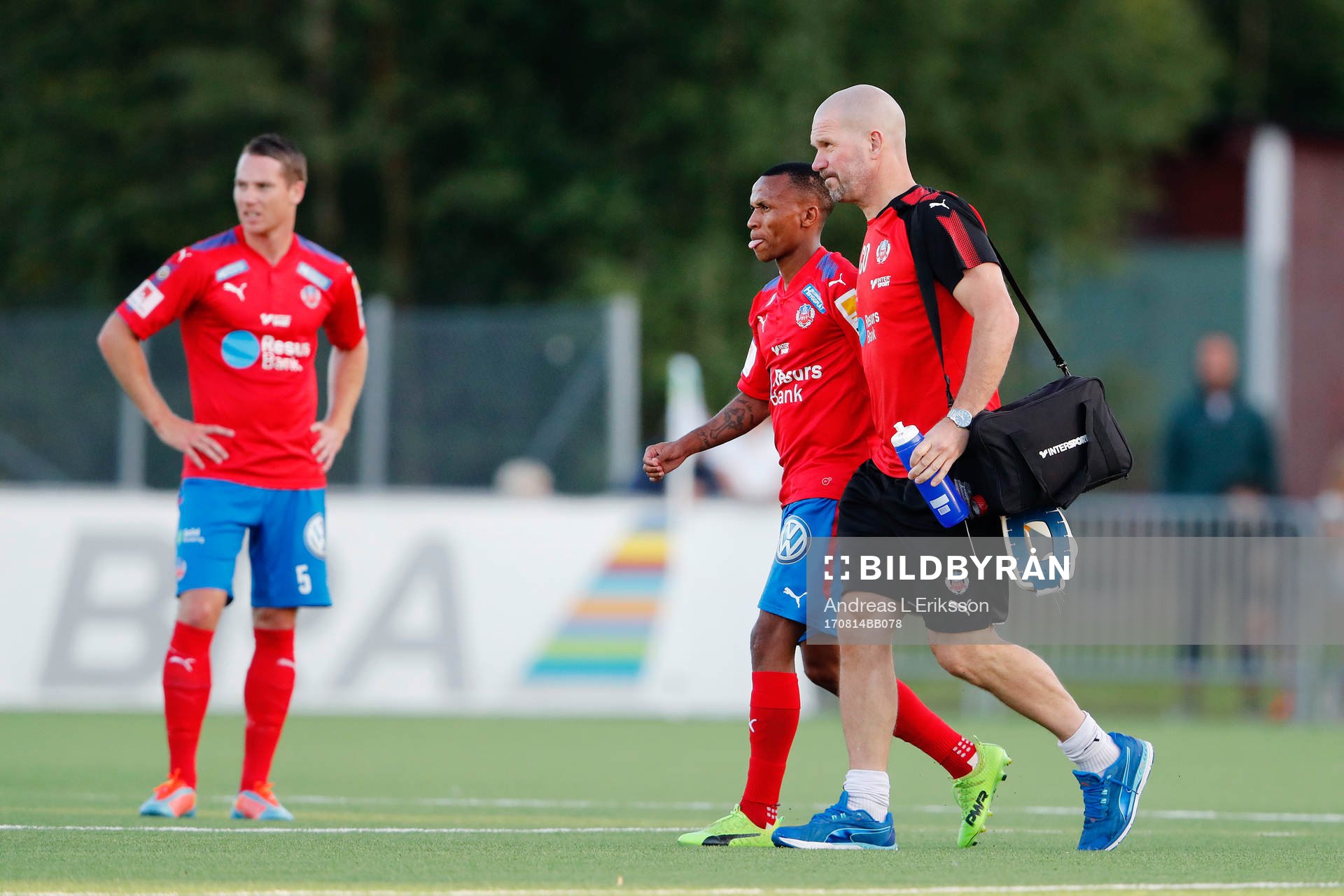 Helsingborgs Bradley Surprise Ralani lämnar planen skadad