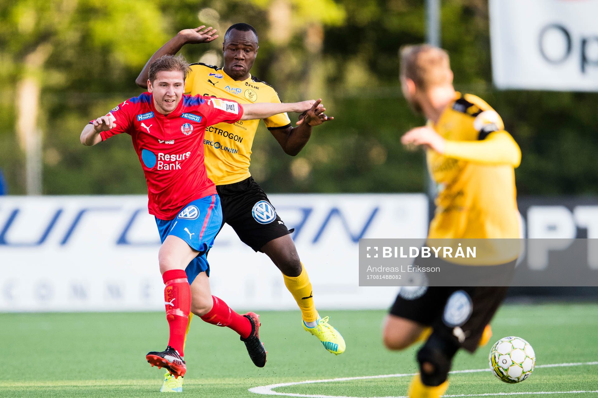 Helsingborgs Darijan Bojanic i kamp om bollen med Frejs