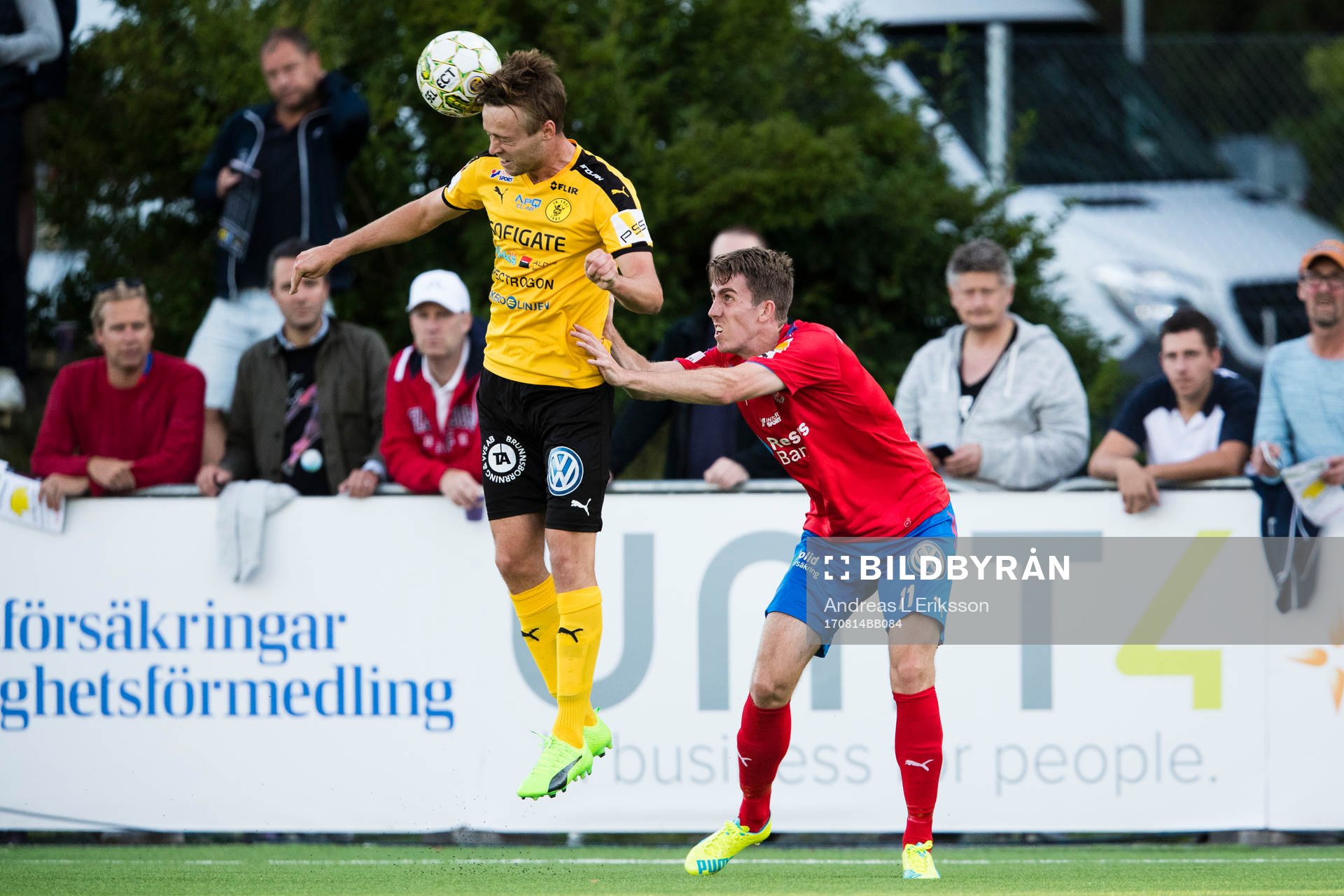 Frejs Jakob Glasberg i kamp om bollen med Helsingborgs Adam