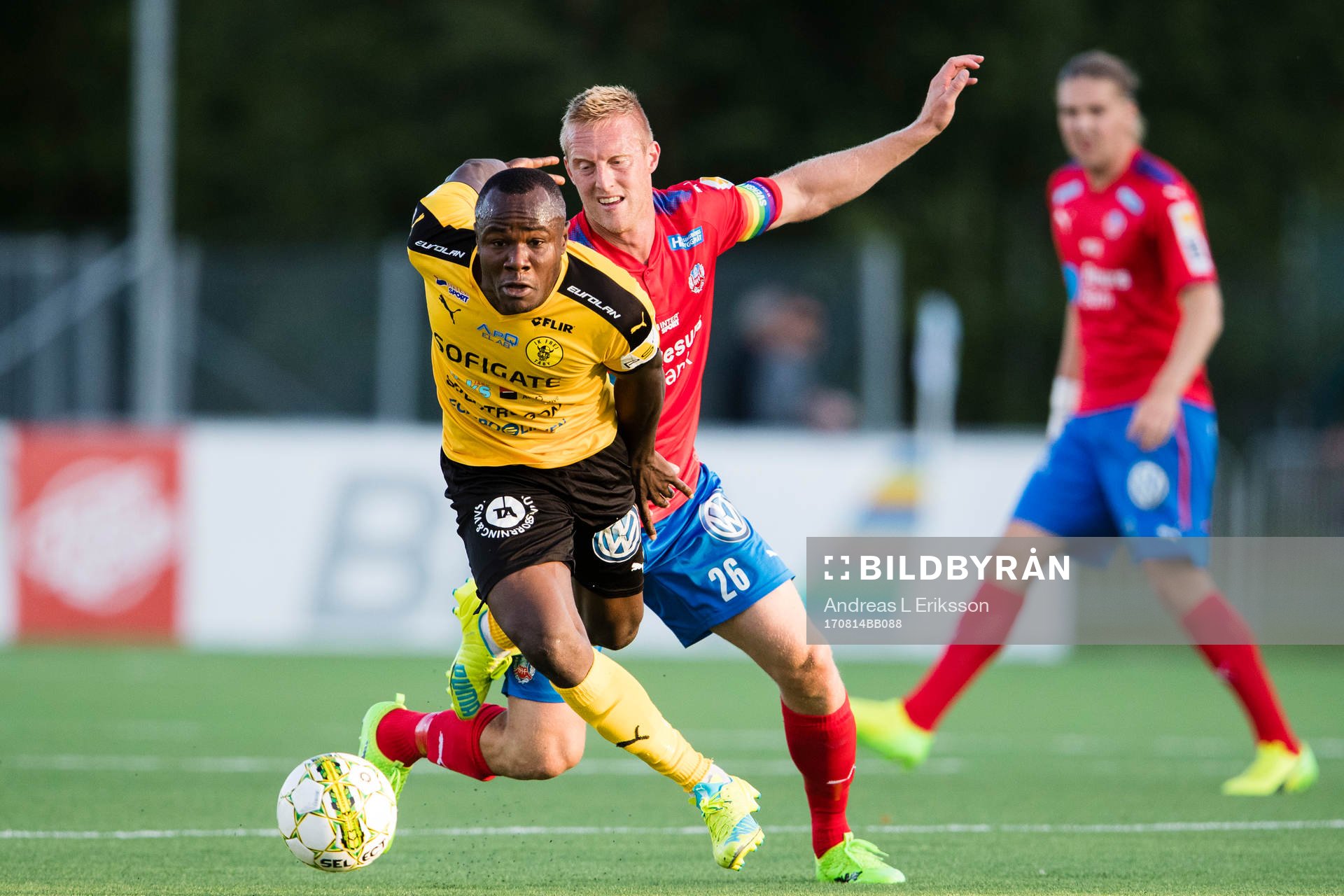 Frejs Nsima Peter i kamp om bollen med Helsingborgs Peter