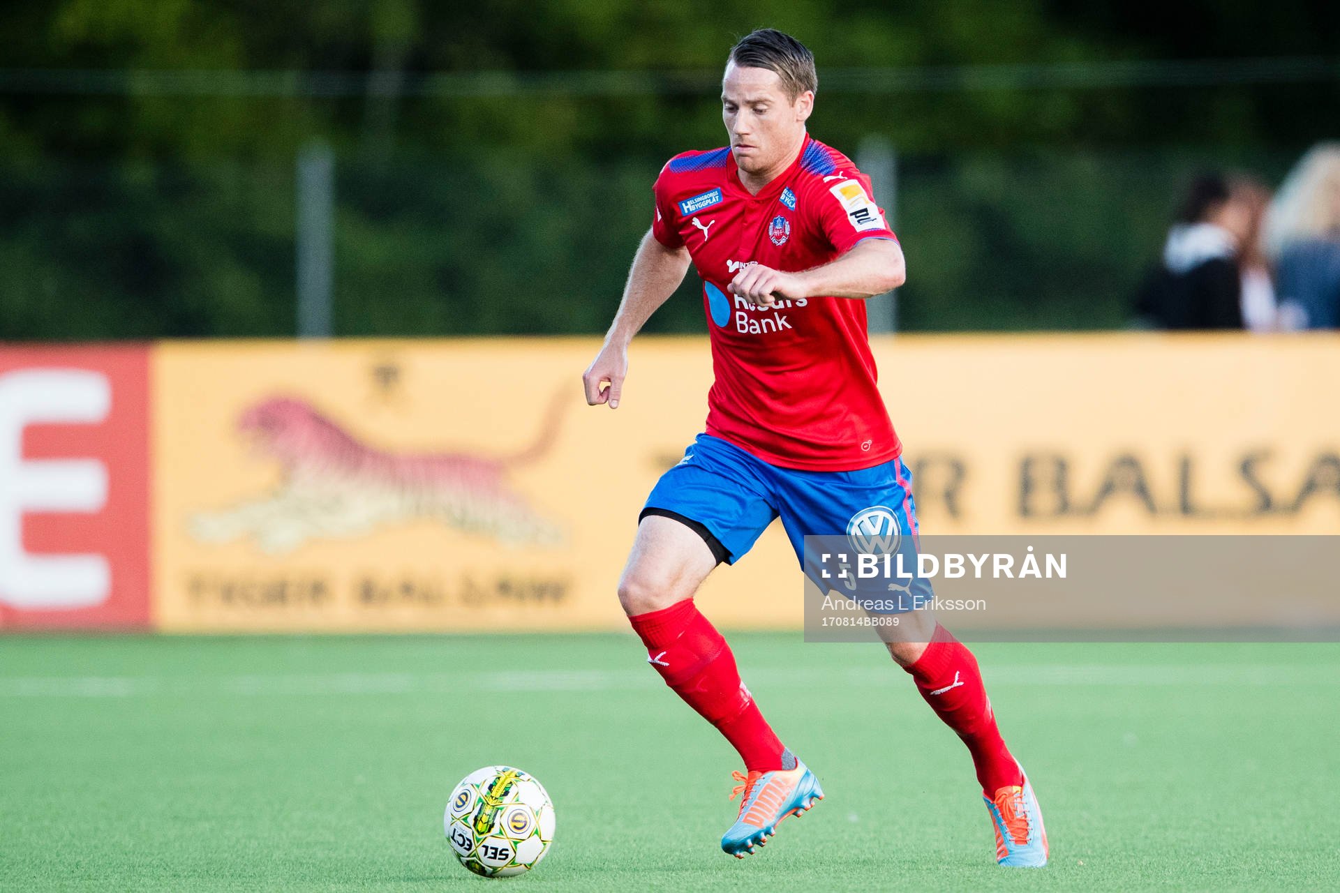 Helsingborgs Johan Persson med bollen