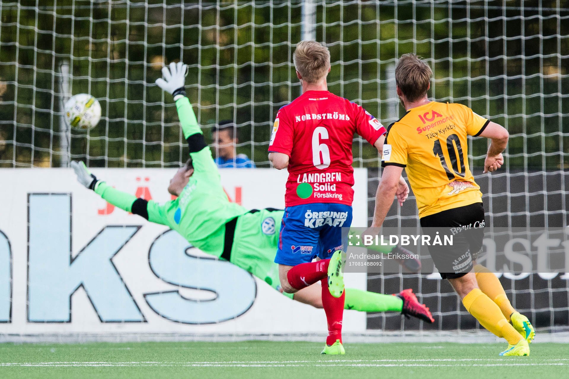 Helsingborgs Andreas Landgren och Frejs Joakim Runnemo ser
