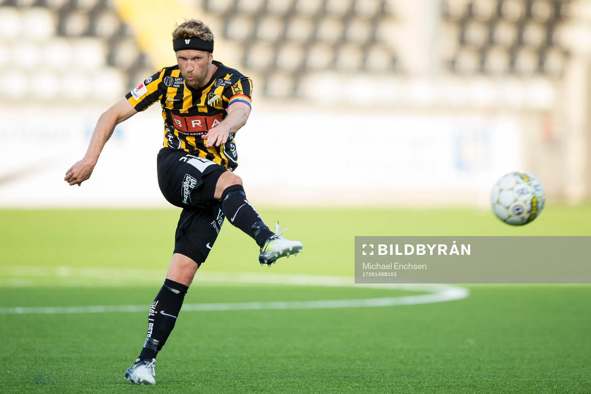 Häckens Rasmus Lindgren skjuter en frispark