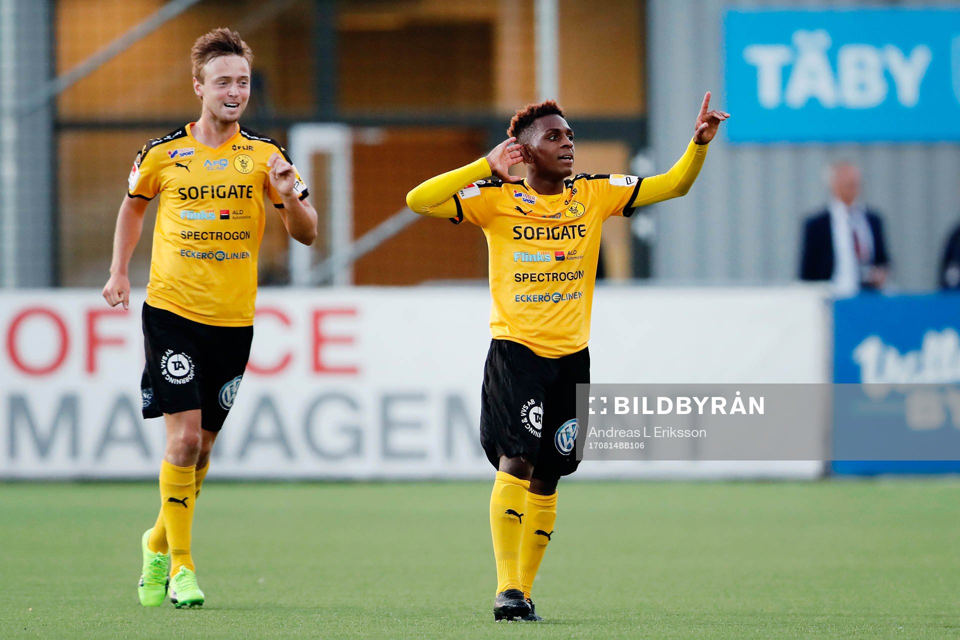 Frejs Jakob Glasberg och Dida Rashidi efter 3-0 under fotbollsmatchen i Superettan mellan Frej och Helsingborg den 14 augusti 2017 i Stockholm.