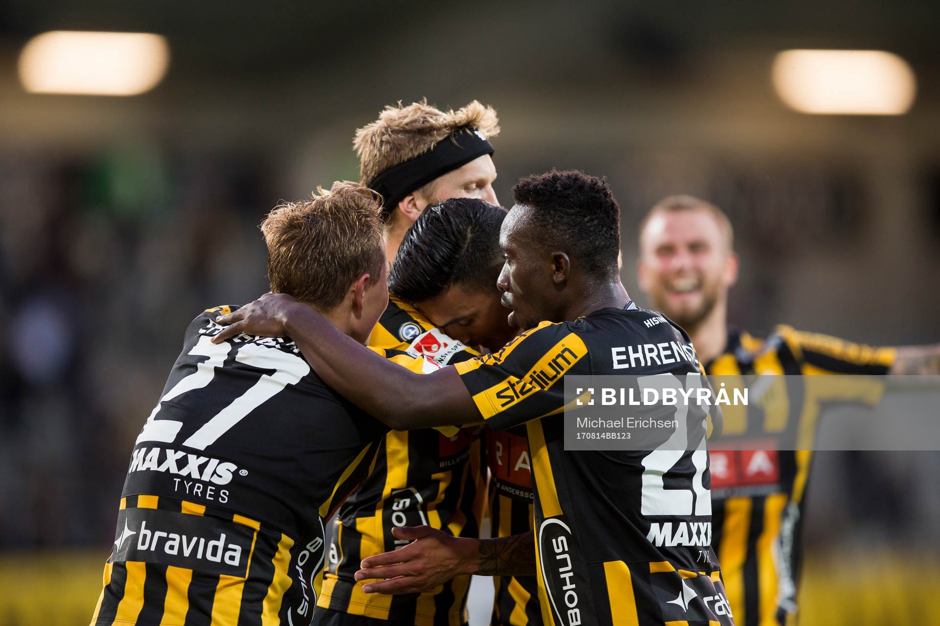 Häckens Ahmed Yasin jublar och omfamnas av lagkamrater