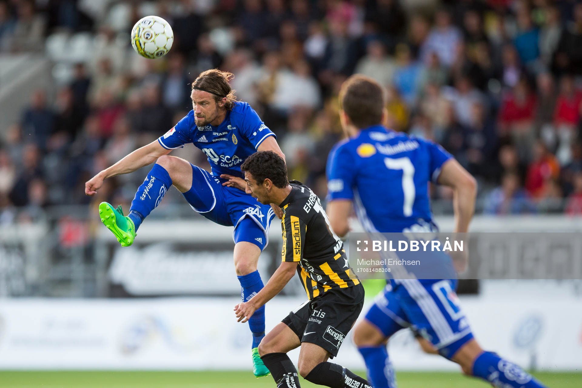 Sundsvalls Linus Hallenius i kamp om bollen med Häckens